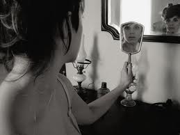 Mujer ante el espejo, Marisol Trujillo